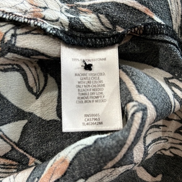 Leith Faux Wrap V Neck Floral Short Sleeve Shirt Nordstrom - Picture 5 of 6